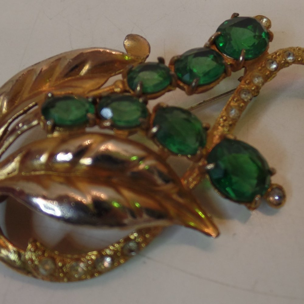 Vintage Goldtone & Green Stone Brooch, Unbranded apx 3" X 1.75"  Eyecatching! - Picture 4 of 10